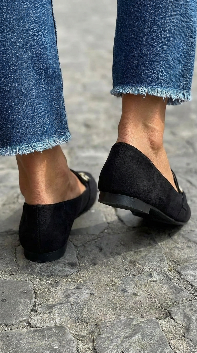 MOCASSINI NERI CON MORSETTO DORATO